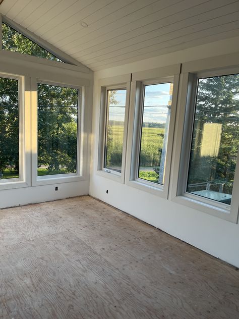 4 Season Room Windows, Four Seasons Room Addition Off Kitchen, Addition Off Kitchen, Window Ideas Living Room, Sunroom Addition Off Kitchen, Enclosed Sunroom Ideas, Cabin Porch Ideas, Sunroom Deck, Back Porch Makeover