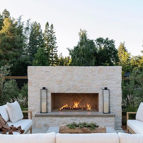 U Sectional, Modern Outdoor Fireplace, Night Luxury, Luxury Outdoor Living, Outdoor Fireplace Designs, Outdoor Fireplace Patio, Backyard Fireplace, Backyard Renovations, Backyard Remodel