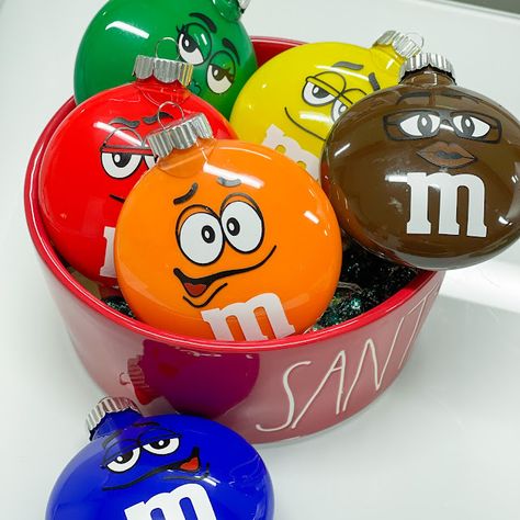 M And M Ornaments, M&m Christmas Ornaments, Diy Christmas Ornaments Ideas To Sell, M&m Svg, M&m Ornaments Diy, Christmas Bauble Ideas, M M Ornaments, Cricut Ornament Ideas, Christmas Ball Ornaments Diy