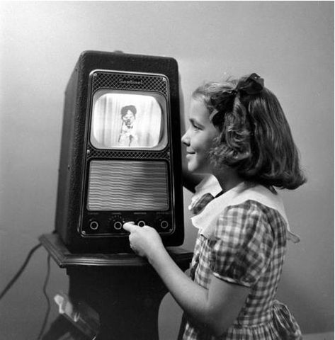 Uno de los primeros televisores , 1948 . . .    //Television set, 1948 - One of the very first!  . . . @swami1951 Retro Technology, Tv Vintage, Old Pics, Vintage Television, Television Set, Tv Sets, Vintage Tv, Retro Tv, Interesting History