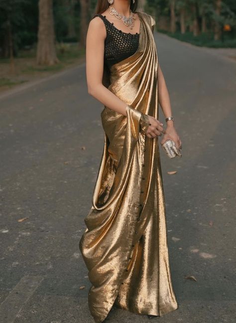 Shimmery Saree, Metallic Saree, Indian Fits, Saree Drape, Nikah Outfit, Saree Ideas, Minecraft Pictures, Bridal Lehenga Collection, Traditional Indian Dress