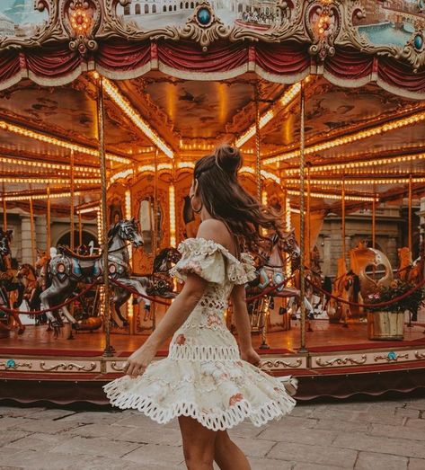 Carousel Photoshoot, Diy Karneval, Trendy Photography, Disney Photo Ideas, Cute Disney Pictures, Beautiful Floral Dresses, Disney Photos, Short Summer Dresses, Merry Go Round