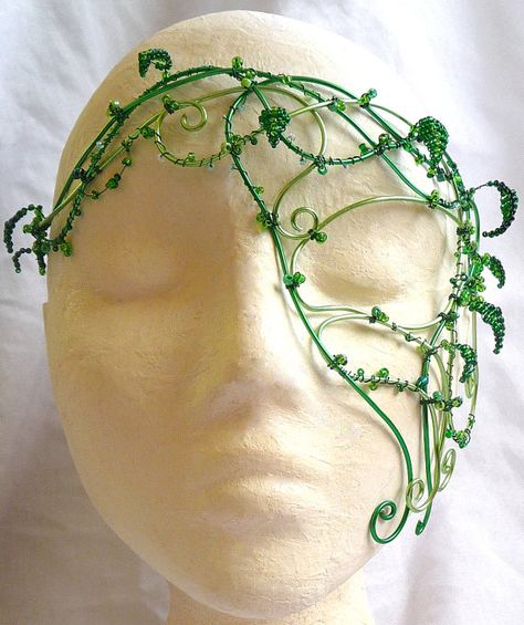 Awesome green wire mask- I would add more leaves, and maybe some flowers and bugs... Poison Ivy Kostüm, Dryad Costume, Elvish Dress, Earth Dress, Diy Fantasia, Ivy Costume, Poison Ivy Costumes, Half Mask, Masks Masquerade