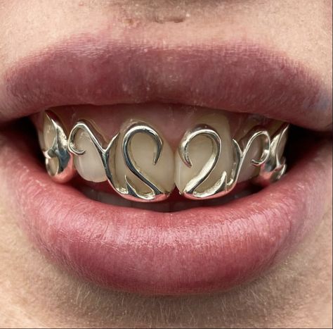 Unique Grills Teeth, Cool Grills, Grill Ideas Teeth, Gold Grill Women, Fangs Grillz Women, Cute Grills For Women, Grillz Women, Grills For Women Teeth, Girly Grillz