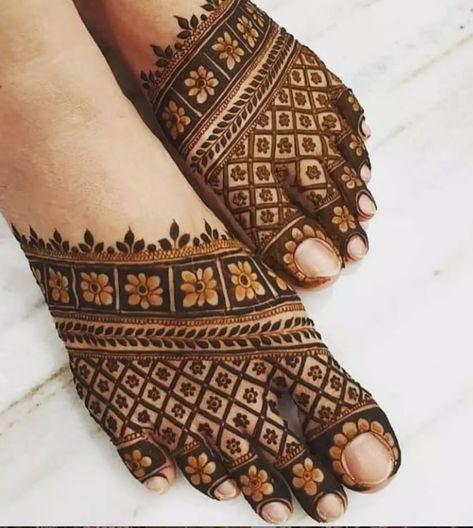 Leg Mehendi Design, Feet Henna, Finger Mehndi, Legs Mehndi, Foot Henna, Leg Mehndi, Tato Henna, Legs Mehndi Design, Basic Mehndi