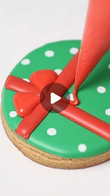 Decorated Round Cookies, Christmas Cookie Decorating Videos, Star Cookies Decorated, Little Cookie Co, Easy Christmas Cookies Decorating, Cookie Decorating Videos, Christmas Sugar Cookie Designs, Royal Icing Christmas Cookies, Holiday Treats Christmas