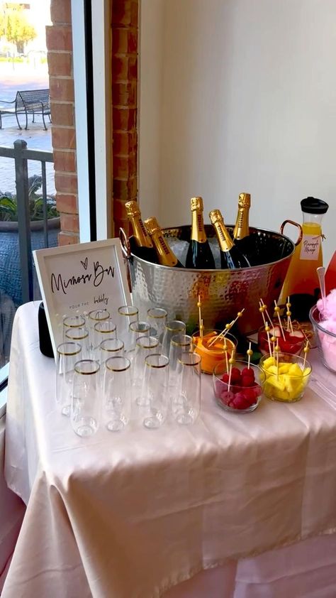 Brunch Mimosa Bar, Bachelorette Party Snacks, Diy Mimosa Bar, Diy Mimosa, Spa Bridal Shower, Brunch Mimosa, Breakfast Brunch Party, Engagement Brunch, Graduation Brunch