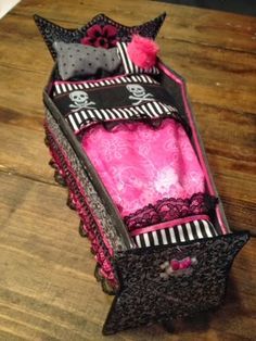 Monster High Doll Furniture DIY | DIY doll projects : Monster High doll coffin bed and book shelf. Monster High Rooms For Doll, Diy Monster High Doll Furniture, Monster High Furniture Diy, Diy Monster High Dollhouse, Doll Stuff Diy, Monster High Decor, Monster High Stuff, Barbie Furniture Diy, Monster High Diy