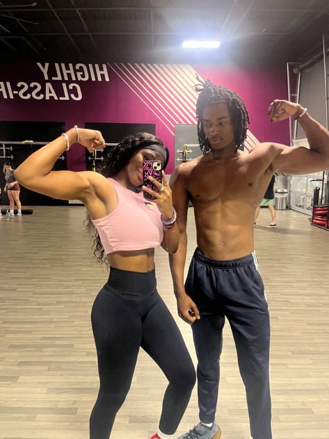 Couple Gym Aesthetic Black, Black Fitness Couples, Black Gym Couple Aesthetic, Gym Couple Black, Workout Couples Goals, Black Fit Couples Goals, Couple Workouts, Healthy Couples, Relationship Vision Board