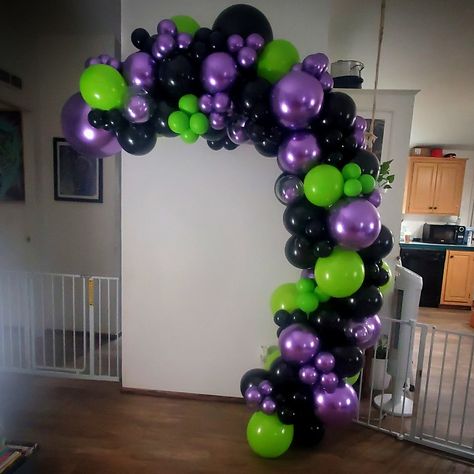 Beetlejuice themed balloon Garland for Halloween party Disney Villain Balloon Arch, Beetlejuice Balloon Garland, Beetlejuice Backdrop Ideas, Beetlejuice Balloon Arch, Purple And Green Balloon Arch, Beetlejuice Christmas, Beetlejuice Birthday, Joker Party, Beetlejuice Party