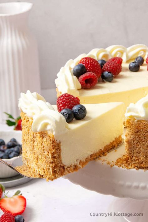 Elegant Cheesecake Decoration, Cheesecake Whipped Cream Topping, Cheesecake Decorating Ideas Birthday, Cheese Cakes Recipes Classic, Philadelphia No Bake Cheesecake Filling Recipes, Fruit Cheesecake Recipes, No Bake Cheesecake Recipes Easy, Philadelphia Cream Cheese Cheesecake, Philadelphia Cheesecake Recipe