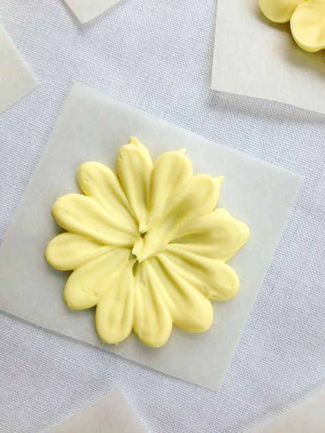 How to make an Icing Daisy www.thebearfootbaker.com How To Make Daisies Out Of Frosting, Daisy Icing Flowers, Royal Icing Daisies, Daisy Cake Decorations, Daisy Buttercream Flowers, Frosting Daisies, Royal Icing Flower Tutorial Videos, Daisy Cookies, Daisy Tutorial