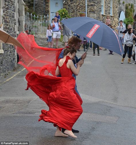 You'll need more than an umbrella: Rachel and Domhnall sought refuge under an umbrella as they moved around on set Streeet Style, Windy Skirts, Romantic Comedy Movies, Martial Arts Movies, Unconventional Wedding Dress, Adventure Movies, Indie Movies, Rachel Mcadams, Under My Umbrella