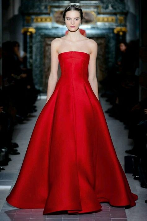 Valentino fall 2013 Valentino Gowns, Silver Cocktail Dress, Valentino Haute Couture, Valentino Red, Gaun Fashion, Valentino Couture, Valentino Dress, Red Gown, Spring Couture