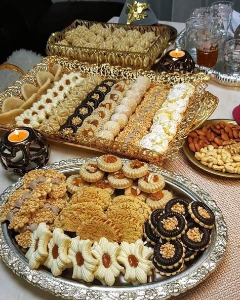 Moroccan Sweets, Moroccan Pastries, Moroccan Desserts, Morocco Food, Chocolate Cake Recipe Moist, Vegetable Shop, Moroccan Table, Dessert Platter, Moroccan Wedding