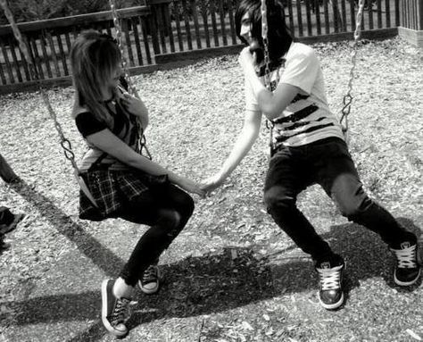 Cute couple swing picture Couples Emo, Emo Couple, Cute Emo Couples, Punk Couple, Scene People, Emo Couples, Emo Pictures, Alternative Subcultures, Emo And Scene