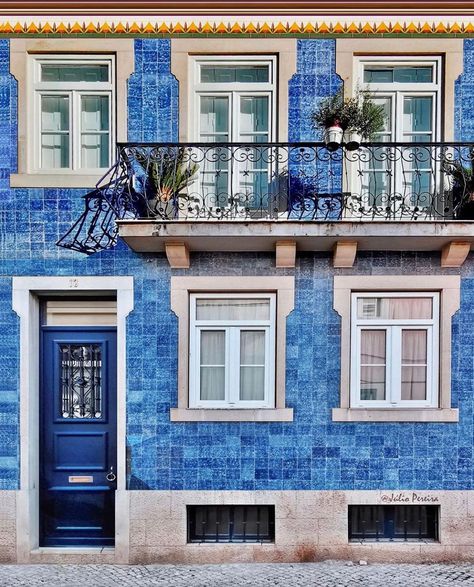 Portugese Houses Exterior, Portuguese Home Exterior, Modern Portuguese Architecture, Industrial Facade Design, Portuguese Houses, Portugal Architecture, Industrial Facade, Architecture Career, Portuguese Architecture