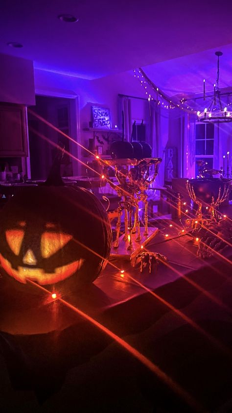 Halloween party decor Halloween Costume Party Decor, Park Halloween Party, Halloween Party Black People, Halloween Party Mood Board, 16th Halloween Birthday Party, Halloween Party House Decor, Fake Halloween Party Snapchat, Halloween Highschool Party, 2000s Halloween Decor