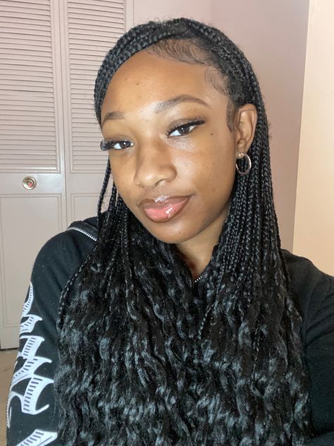 Side Swoop Braids Black Women, Box Braid Swoop Ponytail, Box Braids Hairstyles For Big Foreheads, Side Swoop Ponytail Braids, Side Swoop Knotless Braids, Box Braids Side Swoop, Medium Sized Box Braids With Curly Ends, Swoop Braided Hairstyles, Side Swoop Box Braids