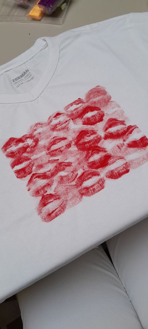 Kisses For Boyfriend, Kiss Print Shirt, Lipstick Shirt, Kisses Shirt, Kawaii Clothes Goth, Diy Storage Rack, Diy Lipstick, Lipstick Kiss, Creative Gifts For Boyfriend