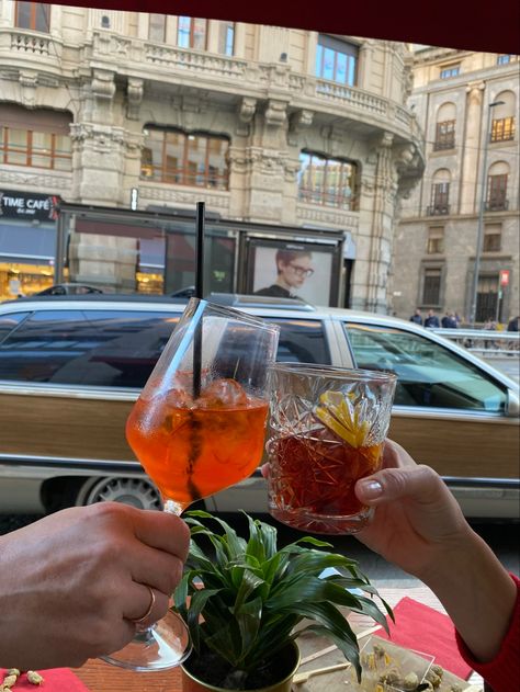 casual drinks / aperitivo in the city #aesthetic #aperolspritz #negroni #negronisbagliato #milan #italy #drinks #girlsnightout #downtown #photography #evening  #aperitivos #drinkstime Patio Drinks Aesthetic, Negroni Aesthetic, Italy Drinks, Downtown Photography, City Downtown, Negroni, Aperol Spritz, Milan Italy, Girls Night Out