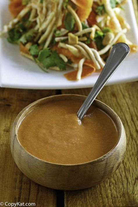 Recreate Benihana Ginger Salad Dressing at home with this easy copycat recipe. #saladdressing #ginger #salad #copycat Hibachi Salad, Benihana Salad Dressing, Benihana Salad, Ginger Salad Dressing, Asian Salad Dressing, Ginger Salad, Ginger Salad Dressings, Dressing Salad, Unique Salad