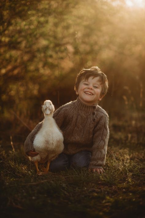 I Photograph The Innocent Moments Of Children With Animals (30 Pics) Cool Animals, Photographie Portrait Inspiration, Country Kids, Silly Animals, Portrait Inspiration, Animal Wallpaper, Future Kids, Cuteness Overload, Bored Panda