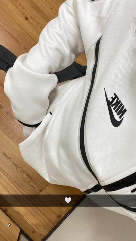 Photo Nike Tech, White Nike Tech, Nike Tech Fit, Tech Girl, Cute Nike Outfits, Baby Nike, Girl With Brown Hair, Baggy Clothes, Lazy Day Outfits