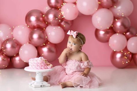 Photoshoot First Birthday, Pink Cake Smash, Simple First Birthday, Cake Smash Theme, Baby Birthday Photoshoot, Princess Birthday Party Decorations, 1st Birthday Girl Decorations, Smash Cake Girl, 1st Birthday Pictures