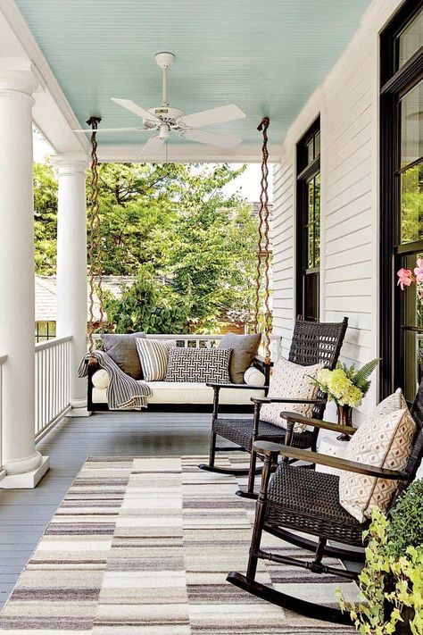 26 Incredibly Relaxing Swinging Bed Ideas For Your Porch Farmhouse Porch Swings, Veranda Design, Interior Boho, Building A Porch, Front Porch Design, Farmhouse Front Porches, Porch Furniture, Farmhouse Porch, Small Front Porches