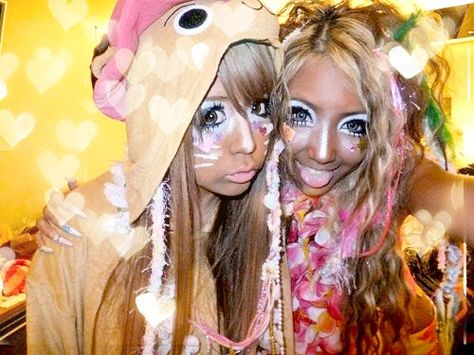 ganguro girls Ganguro Girl, Gyaru Aesthetic, Gyaru Makeup, Hime Gyaru, Tokyo Street Fashion, Harajuku Girls, Gyaru Fashion, Japanese Street Fashion, Mori Girl