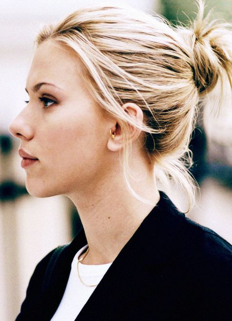 Scarlett Johansson in profile Clemence Poesy, Frida Gustavsson, Edita Vilkeviciute, Toni Garrn, Josephine Skriver, Tragus Piercing, Messy Bun Hairstyles, Aaron Rodgers, Actrices Hollywood