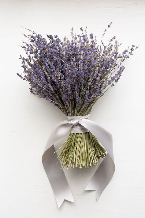 Un bouquet qui dégage un parfum incroyable Rustic Wedding Ideas, Rustic Farm Wedding, Dried Flowers Wedding, Lavender Bouquet, Lavender Wedding, Dried Lavender, Dried Flower Bouquet, Lavender Flowers, Flower Bouquet Wedding