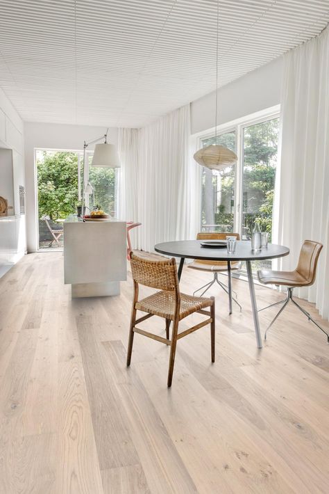 Kahrs Oak Sky is an incredible addition to a Scandinavian, shabby chic or ultra-modern home. The rustic grain is full of personality, but has been elegantly muted with a light stain on the surface. The boards are then finished with an ultra-matt lacquer which offers protection whilst looking as if the boards aren’t protected at all. This is a very bright, very natural looking engineered floor. Scandinavian Flooring, Scandinavian Floor, Tiles Living Room, Bali Retreat, Light Wooden Floor, White Wood Floors, Ultra Modern Homes, Light Wood Floors, Flooring Trends