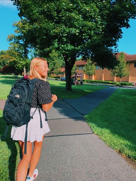 Northface Backpacks, Outfits With Jordan 1s, School Pics, Doc Martens Outfit, Aesthetic Backpack, College Aesthetic, College Fits, High School Life, Stationary School