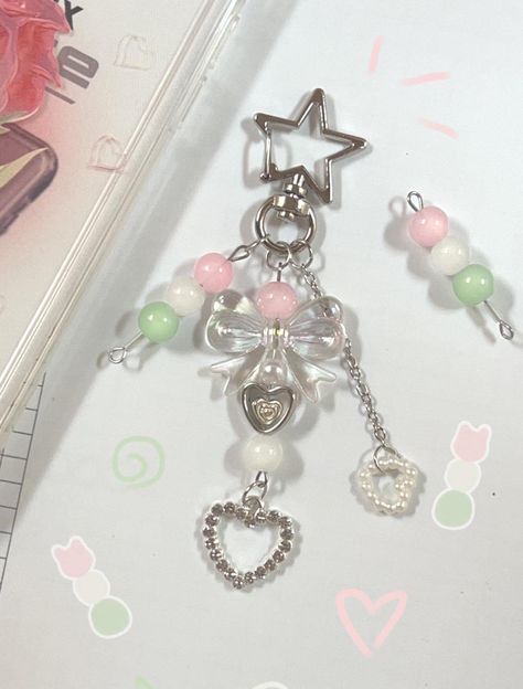 A cute Japanese Dango keychain!  (Crossed out charm = no more) Cute Keyrings, Ribbon Toploader, Japanese Vintage Aesthetic, Dango Keychain, Japanese Dango, Japanese Keychain, Snacks Japonais, Heisei Retro, Cute Kawaii Outfits