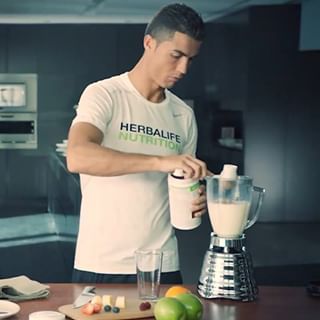 Cristiano Ronaldo (@cristiano) • Instagram photos and videos Herbalife Motivation, Healthy Lasagna, Herbalife Nutrition Club, Herbal Medicine Recipes, Nutrition Club, Herbalife Shake, Nutrition Guidelines, Healthy Breakfast Smoothies, Healthy Sugar