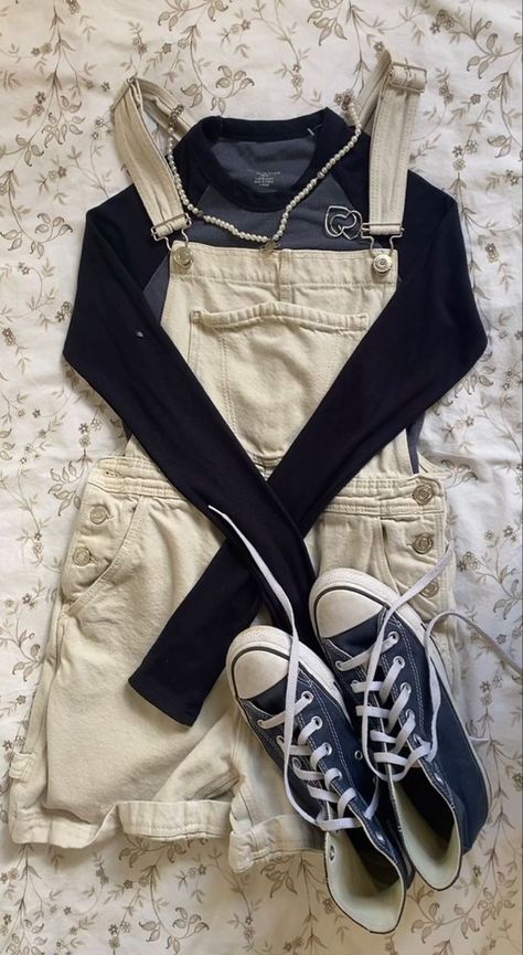 Converse Spring Outfit, Downtown Girl Fits, Aesthetic Tank Tops, Downtown Girl Aesthetic Outfits, Outfits Brandy Melville, Downtown Girl Outfits, Top Hacks, Outfit Converse, Brandy Melville Outfits