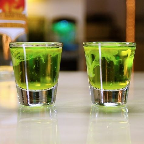 Ghostbusters movie fans need to check out these Ghostbusters shots 'cause they're basically as good as the movie. These awesome green shooters combine melon liqueur, Peach Schnapps, and Irish cream, and are so delicious they're frightening. Shots Alcohol Recipes, Shooter Recipes, Halloween Shots, Melon Liqueur, Liquor Shots, Ghostbusters Movie, Cocktail Shots, Shots Alcohol, Tipsy Bartender