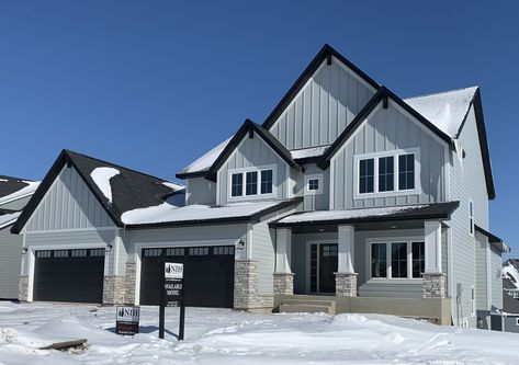 Grey Roofs House Colors, Gray Black And White Exterior Houses, Light Grey And Black House Exterior, Light Grey Barndominium Exterior, Light Gray House With Black Trim, Light Grey Siding Exterior, Light Gray Exterior House, Light Grey Exterior House Colors, Light Gray Exterior House Colors