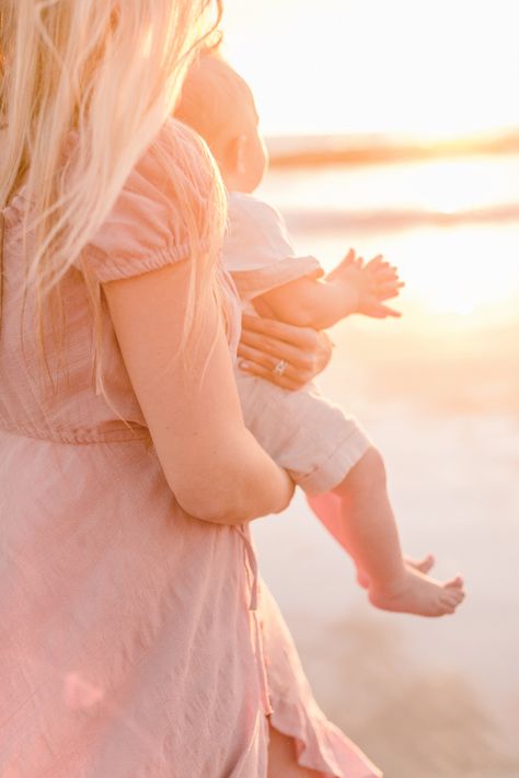 6 Month Beach Photoshoot, Mom And Baby Beach Photos, Baby Beach Photoshoot Ideas, Newborn Beach Photography, Beach Baby Photography, Baby On The Beach, Family Beach Pictures Poses, Baby Beach Pictures, Baby Beach Photos