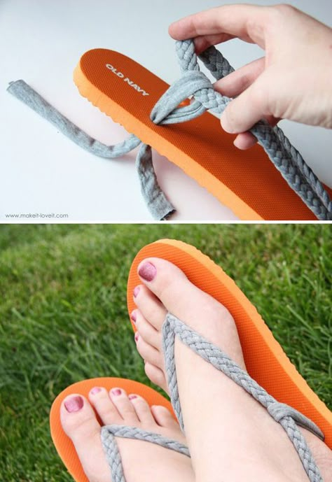 Salvage ripped flip-flops by making a more comfortable version. (or tear them apart from the start because this is way cuter) Modern Haken, Diy Vetement, Diy Summer, Creation Couture, Crafty Craft, Diy Clothing, Diy Shoes, Crafty Diy, Fashion Diy