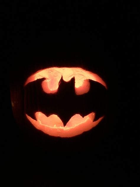 Cool Pumpkin Carvings Easy, Batman Logo Pumpkin Carving, Pumpkin Carving Vampire Easy, Bat Man Pumpkin Carving Ideas, Super Hero Pumpkin Carving Ideas, Negative Space Pumpkin Carving, Batman Jack O Lantern, Dc Pumpkin Carving, Pumpkin Carving Ideas Superhero