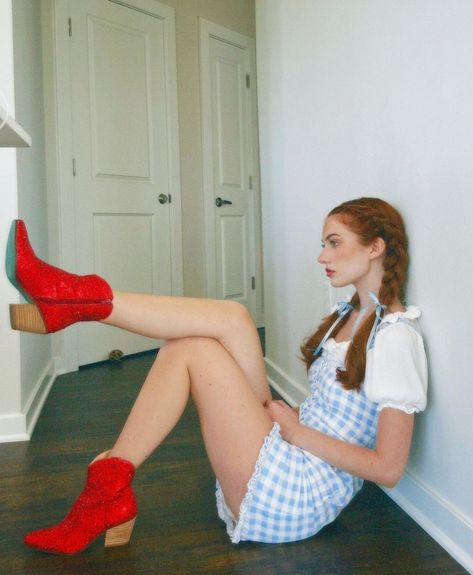 Dorthy Wizard Of Oz Outfit, Halloween Costumes Burnett, Dorothy Costume Aesthetic, Halloween Costume Single, Redhead Costume Ideas, Dorothy Aesthetic, Redhead Costumes, Dorothy Gale Costume, Dorothy Costumes