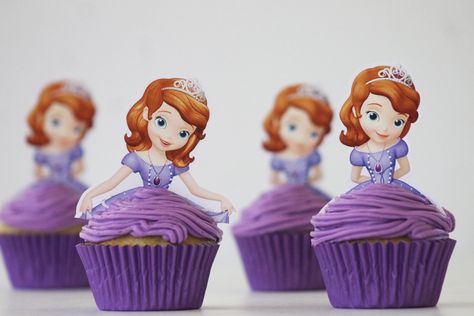 Plantillas gratis para Cupcakes de princesa Sofia. #FiestaPrincesaSofia Princess Sophia Party, Sofia The First Cake, Sofia Cake, Princess Sofia Birthday, Disney Princess Cupcakes, Princess Sofia Party, Sofia The First Birthday Party, Sofia The First Party, Princess Cupcake Toppers