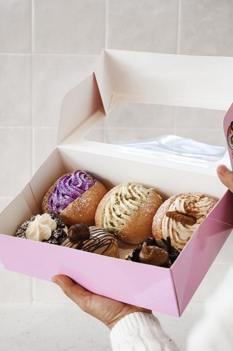 Have you ever wondered, why are donut boxes pink? There's actually a reason for it. Find out Los Angeles's history with the pink box. #donuts #doughnuts #donutfacts Cake Box Design, Donut Boxes, Pink Cake Box, Pink Doughnuts, Cake Branding, Doughnut Shop, Donut Box, Bakery Branding, Bakery Packaging