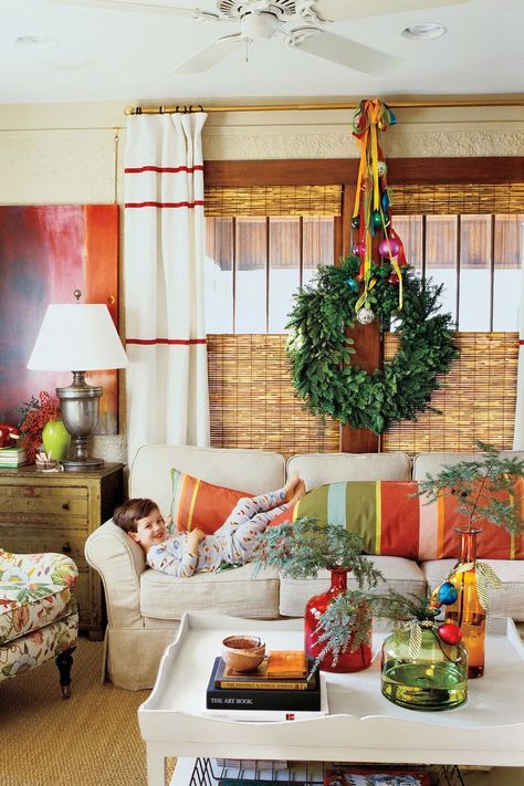 100 Fresh Christmas Decorating Ideas: Make Arrangements Out Of Greenery Frozen Room, Southern Living Christmas, Winter Wreath Diy, Sala Grande, Christmas Decorating Ideas, Christmas Decorations Living Room, Hall Decor, Christmas Living Rooms, Gorgeous Christmas