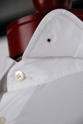 Unlike pointed collars or button down collars a pinned collar is more “dressy” because of the pin which can be seen as an extra piece of men's jewelry. The purpose of the pinned collar is twofold: the pin will bring the collar tabs closer together, making for a unique, decorative look and, second, the pin will prop up the knot of the necktie which makes the tie more prominent-looking. Club Collar Dress Shirt, Male Wears, Club Collar Shirt, Bespoke Shirts, Men's Dress Shirts, Collar Bar, Men Closet, Mens Fashion Classic, Pointed Flats