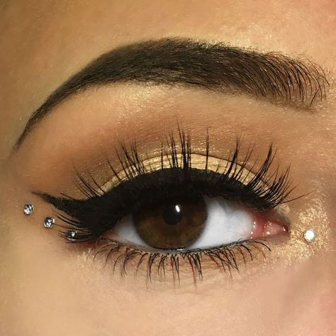 Eyeliner And Gems Makeup, Eye Makeup Ideas With Gems, Sequence Eye Makeup, Cute Gem Makeup, Subtle Euphoria Makeup, Eyeliner Gem Makeup, Eye Make Up With Rhinestones, Eyeliner Looks With Gems, Eyeshadow Gem Looks