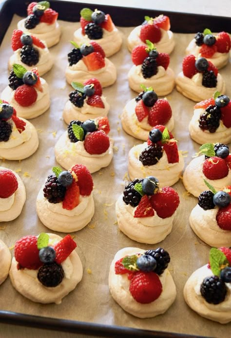 Cute Party Desserts, Mini Gourmet Desserts, Mini Pavlova Presentation, Mini Pavlova Ideas, Lemon Pavlova, Party Dessert Ideas, Mini Pavlovas, Mini Pavlova, Pavlova Recipe